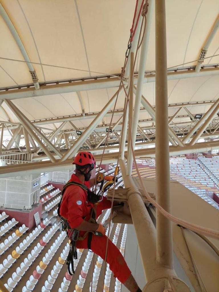 برای اولین بار پروژه آچار کشی سازه سقف ورزشگاه شهدای فولاد انجام شد.